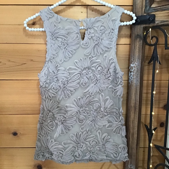 BANANA REPUBLIC TANK TOP WITH UNIQUELY MADE FLOWERS - Picture 5 of 10